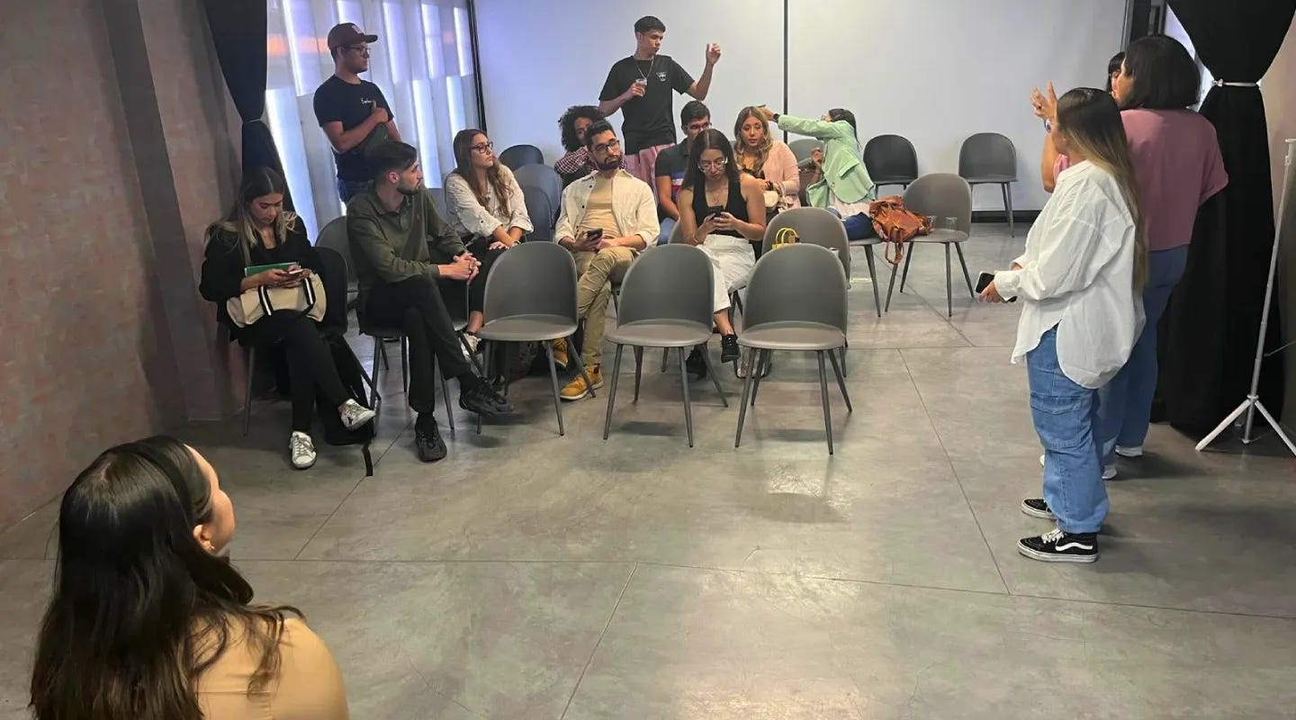 Grupo de personas en un encuentro presencial. Grupo de personas en un encuentro presencial.