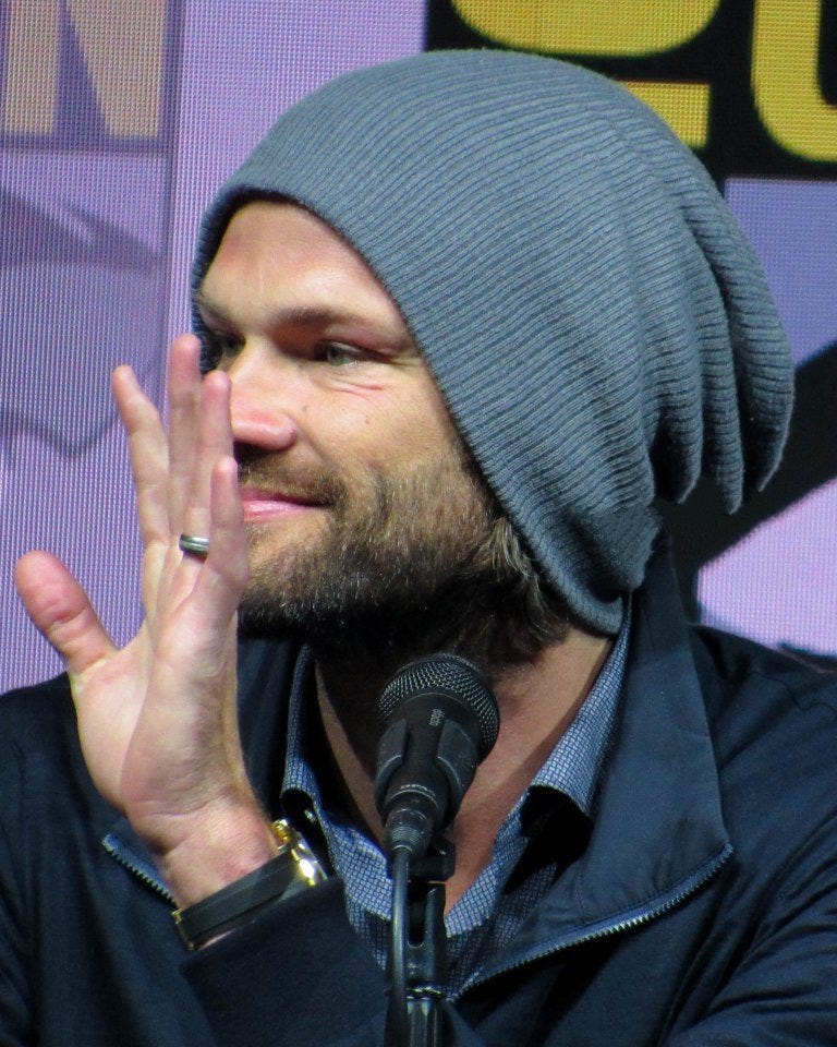 jared padalecki waves thanks mom at comic con 2018 jared padalecki waves thanks mom at comic con 2018