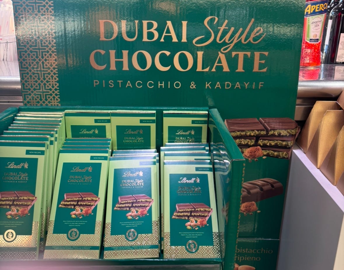 Tavolette di "Dubai Chocolate" della Lindt esposte a un bancone 