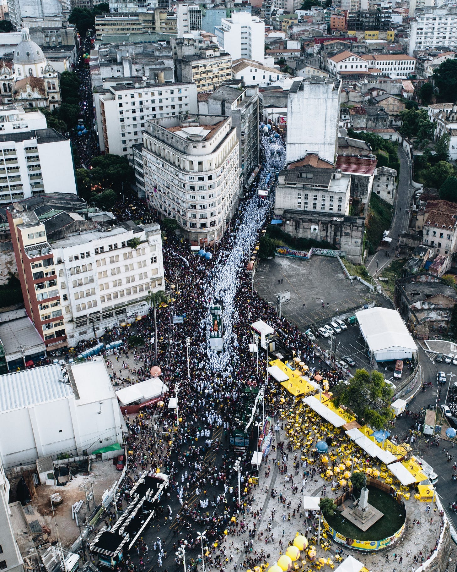 Fotografia aérea de Slavador em um dia de carnaval: as ruas apinhadas de gente, prédios, um sem-fim de paisagem urbana típica Fotografia aérea de Slavador em um dia de carnaval: as ruas apinhadas de gente, prédios, um sem-fim de paisagem urbana típica