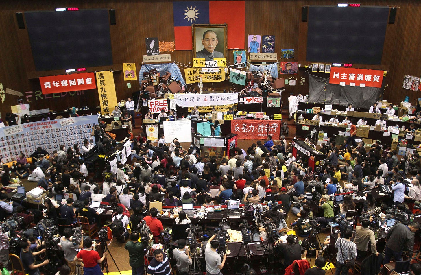 两岸关系发展史，2014年4月，太阳花学运占领立法院（美联社）