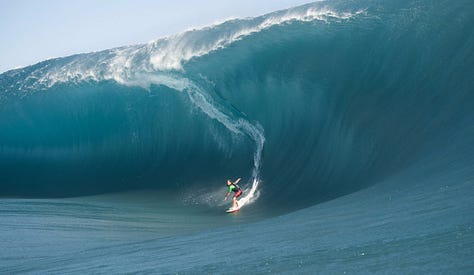 photos of the heaviest wave in the world located in Teahupoo, Tahiti