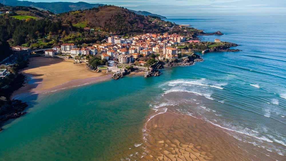 Mundaka, the best beach for surfing in northern Spain. - Mundo Surf