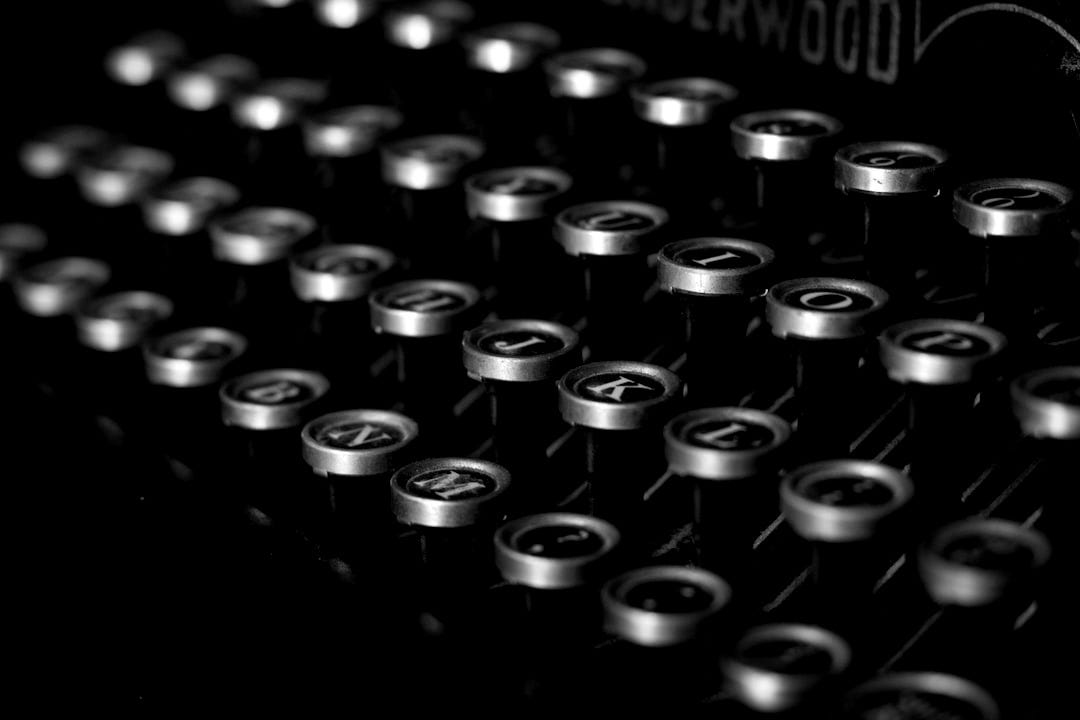 black and gray Underwood typewriter closeup photography