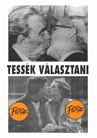 Index - Mindeközben - Valamikor volt egy ilyen plakát, most pedig van egy  rajz, amin Orbán csinálja ugyanezt. Na vajon kivel?