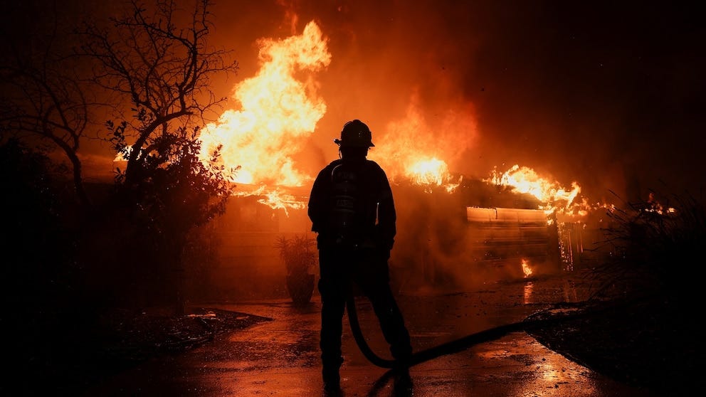 California wildfire forecast: Wind speeds remain high as brush fire threat  continues - ABC News