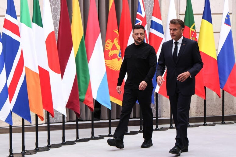 Emmanuel Macron, junto a Volodímir Zelensky, en el Eliseo © ANSA/EPA Emmanuel Macron, junto a Volodímir Zelensky, en el Eliseo © ANSA/EPA
