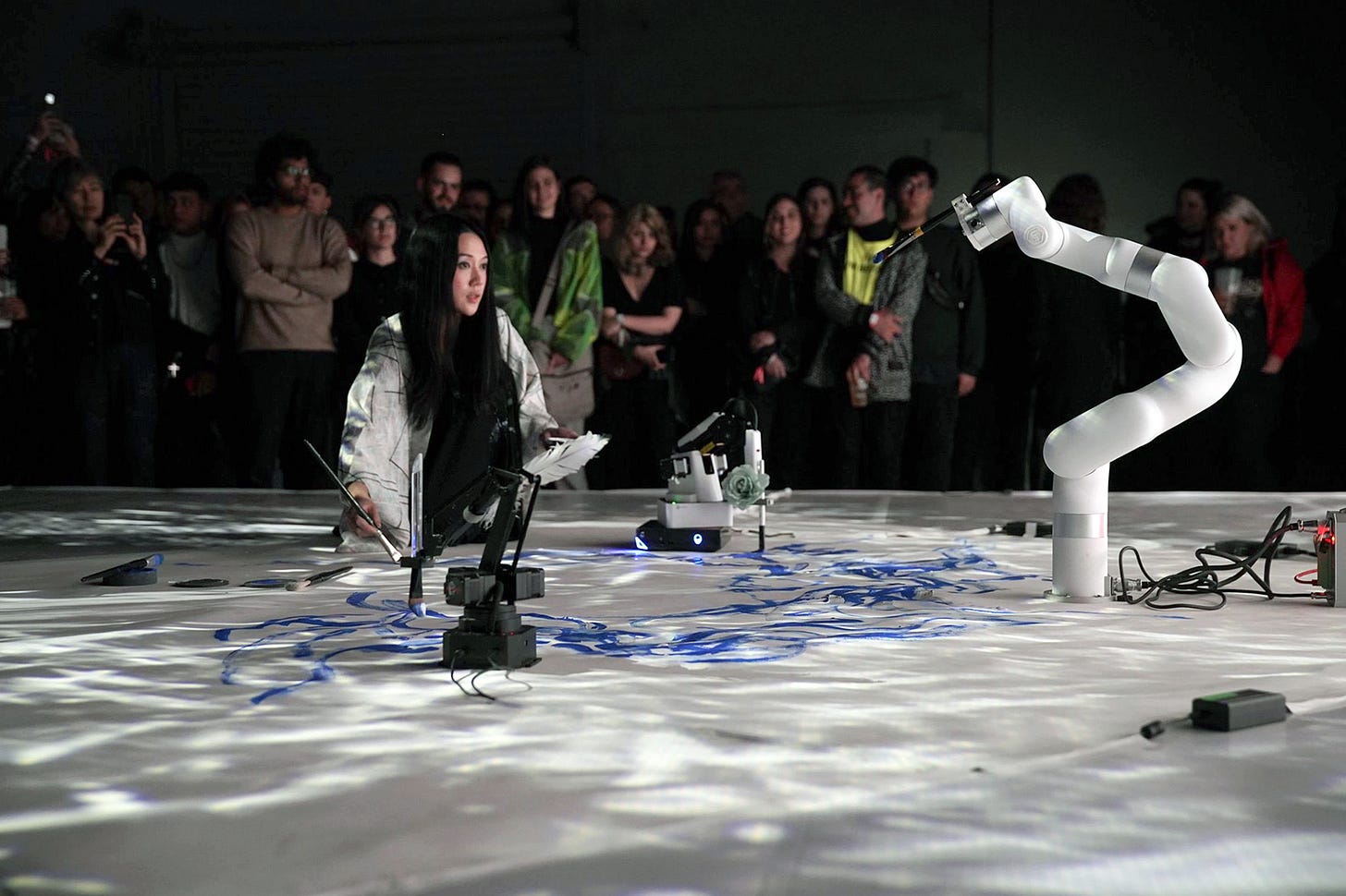 On the collaborative space between humans and non-humans – Sougwen Chung  (愫君)