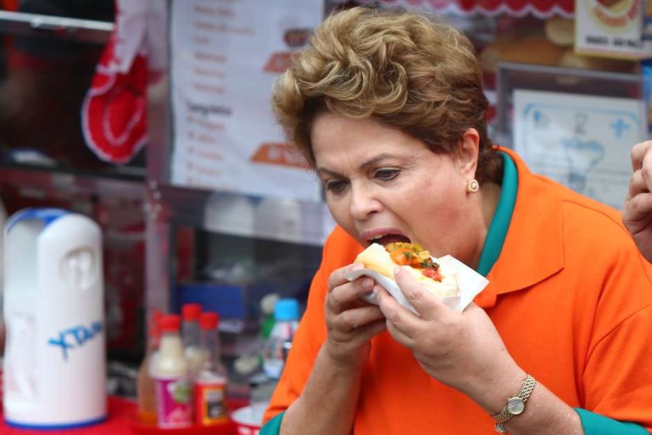 Em campanha, Dilma privilegia SP e come cachorro-quente