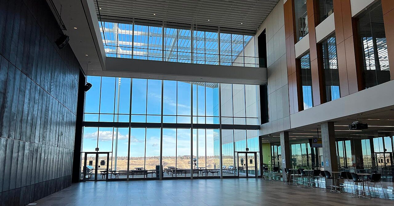 https://upload.wikimedia.org/wikipedia/commons/thumb/9/98/University_of_Lethbridge_%2851915620720%29.jpg/1280px-University_of_Lethbridge_%2851915620720%29.jpg