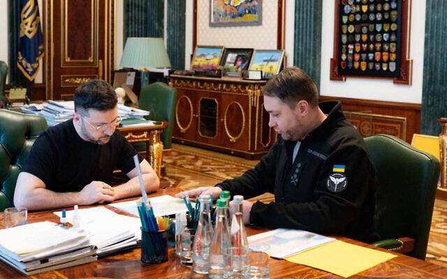 A couple of men sitting at a table

AI-generated content may be incorrect.