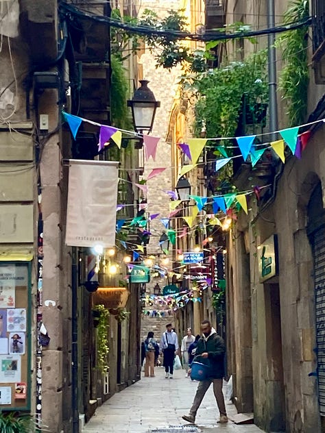 Barcelona travel pics: architecture, pictures, statues, stained glass art