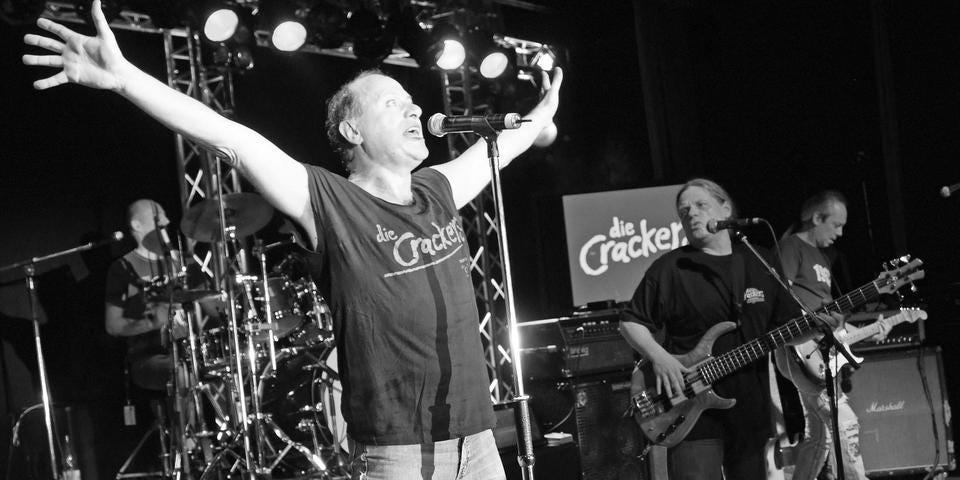 So wird man ihn immer in Erinnerung behalten: Lothar Pohl als temperamentvoller Frontmann der "Crackers". So wird man ihn immer in Erinnerung behalten: Lothar Pohl als temperamentvoller Frontmann der "Crackers".