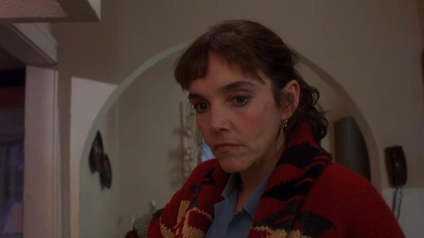 Sally Norman (Brooke Adams) is op haar hoede in een scène uit Sometimes They Come Back (1991).