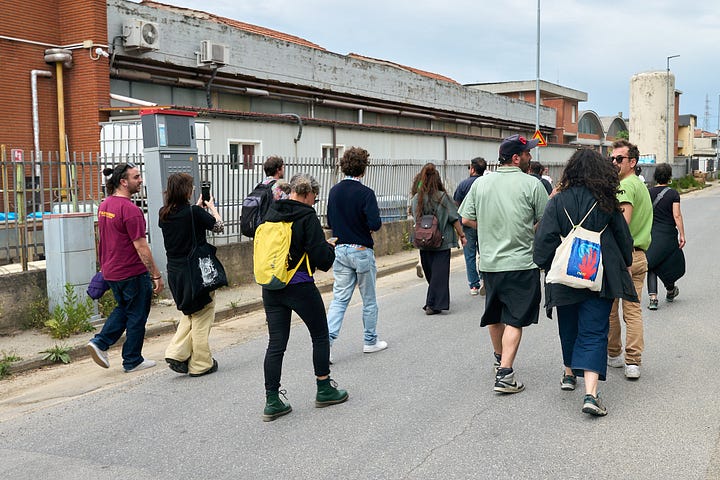 Serie di fotografie scattate nella fabbrica occupata della GKN di VCampi Bisenzio e nei dintorni che mostrano striscioni politici, paesaggi periferici e i partecipanti alla deriva sul territorio