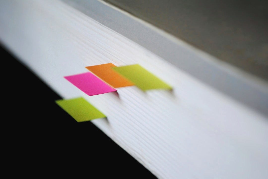 shallow focus photography of green, pink, and orange bookmarks shallow focus photography of green, pink, and orange bookmarks