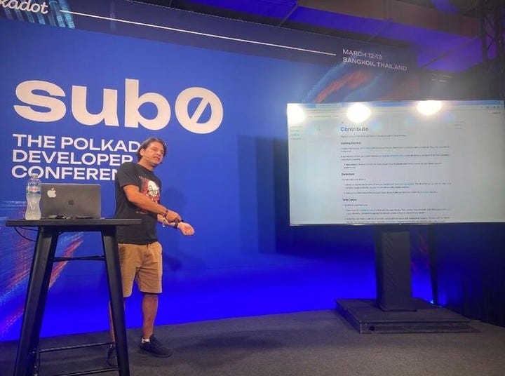 Wata este año en Bangkok, en una charla sobre cómo encontrar vulnerabilidades en contratos inteligentes. Foto: YouTube
