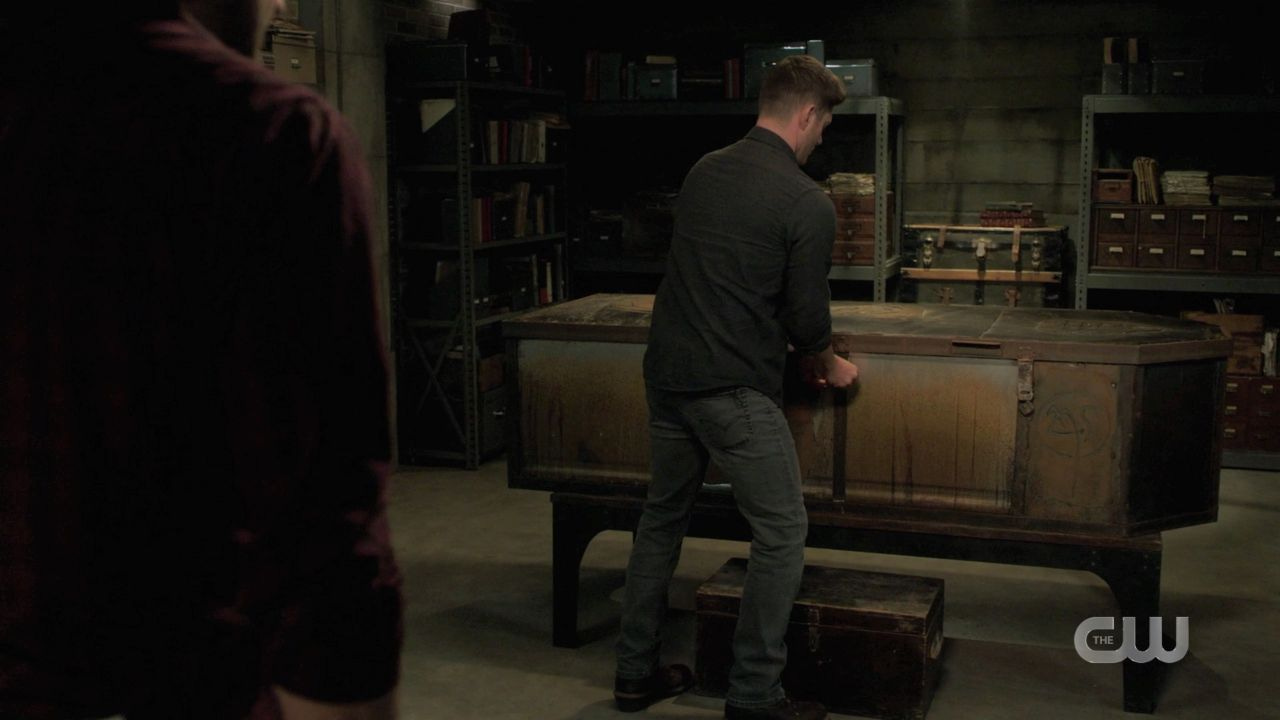Dean Winchester locks malak box with Jack inside SPN 14.19 Dean Winchester locks malak box with Jack inside SPN 14.19