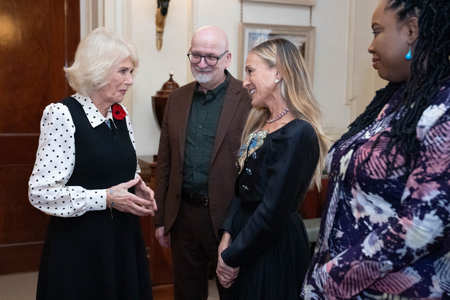 Queen Camilla speaking to Sarah Jessica Parker Queen Camilla speaking to Sarah Jessica Parker