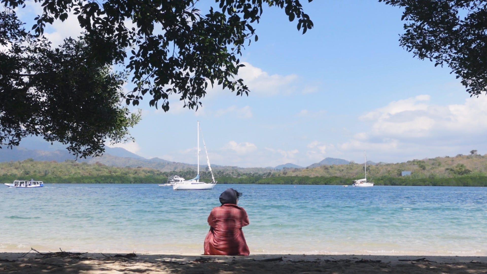 pantai pasir putih dekat menjangan