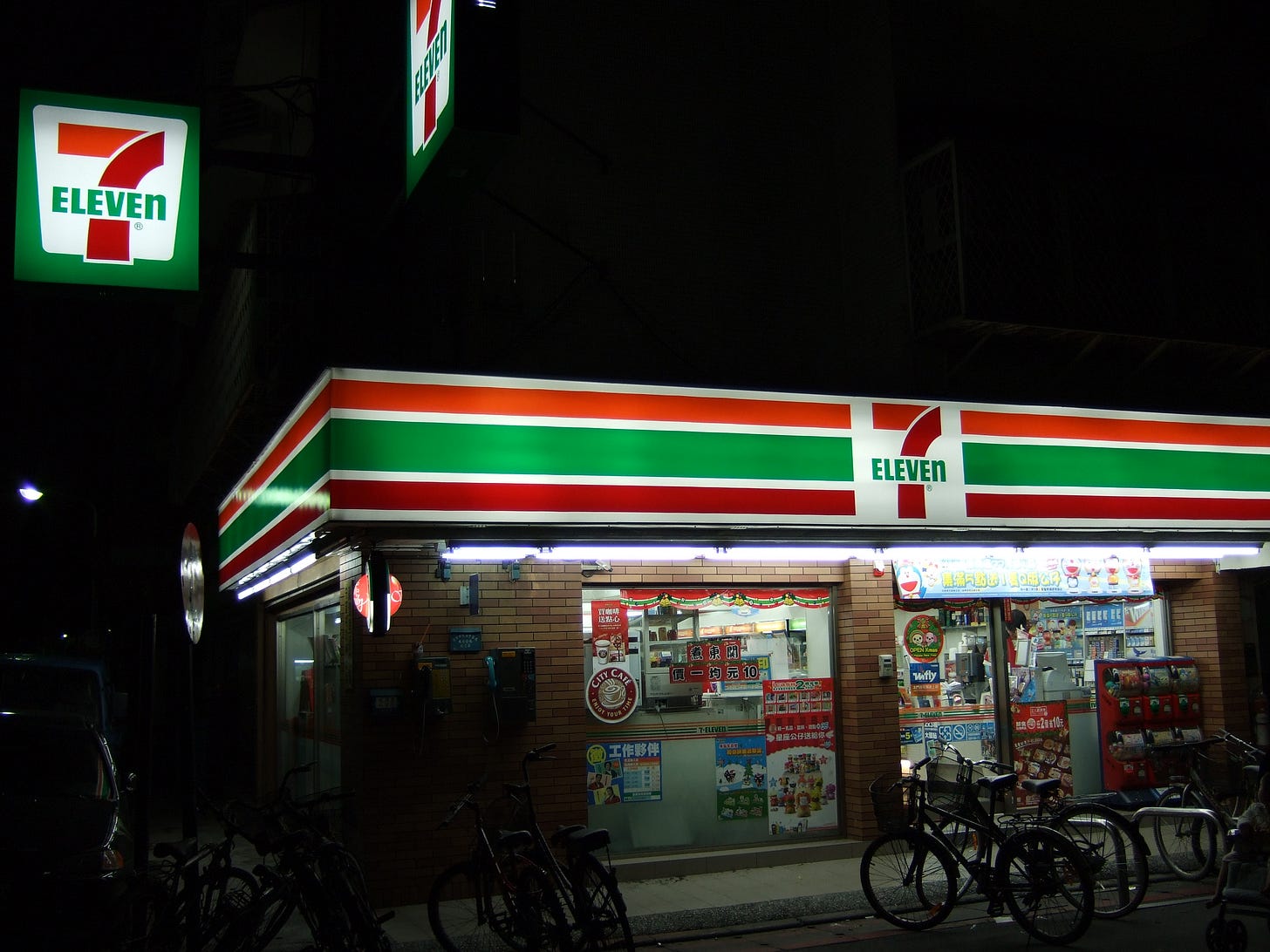 台北大安區的 7-Eleven|來源:H.T. Yu / Wikimedia Commons(CC BY-SA 2.0) 台北大安區的 7-Eleven|來源:H.T. Yu / Wikimedia Commons(CC BY-SA 2.0)