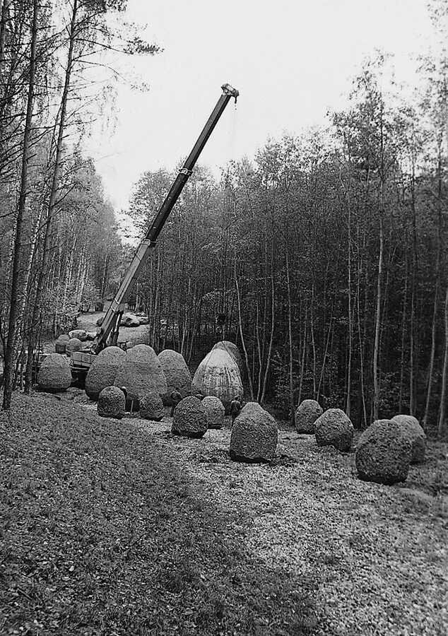 Magdalena Abakanowicz ‘Space of Unknown Growth’ , 1998, photo from Europos Parkas.