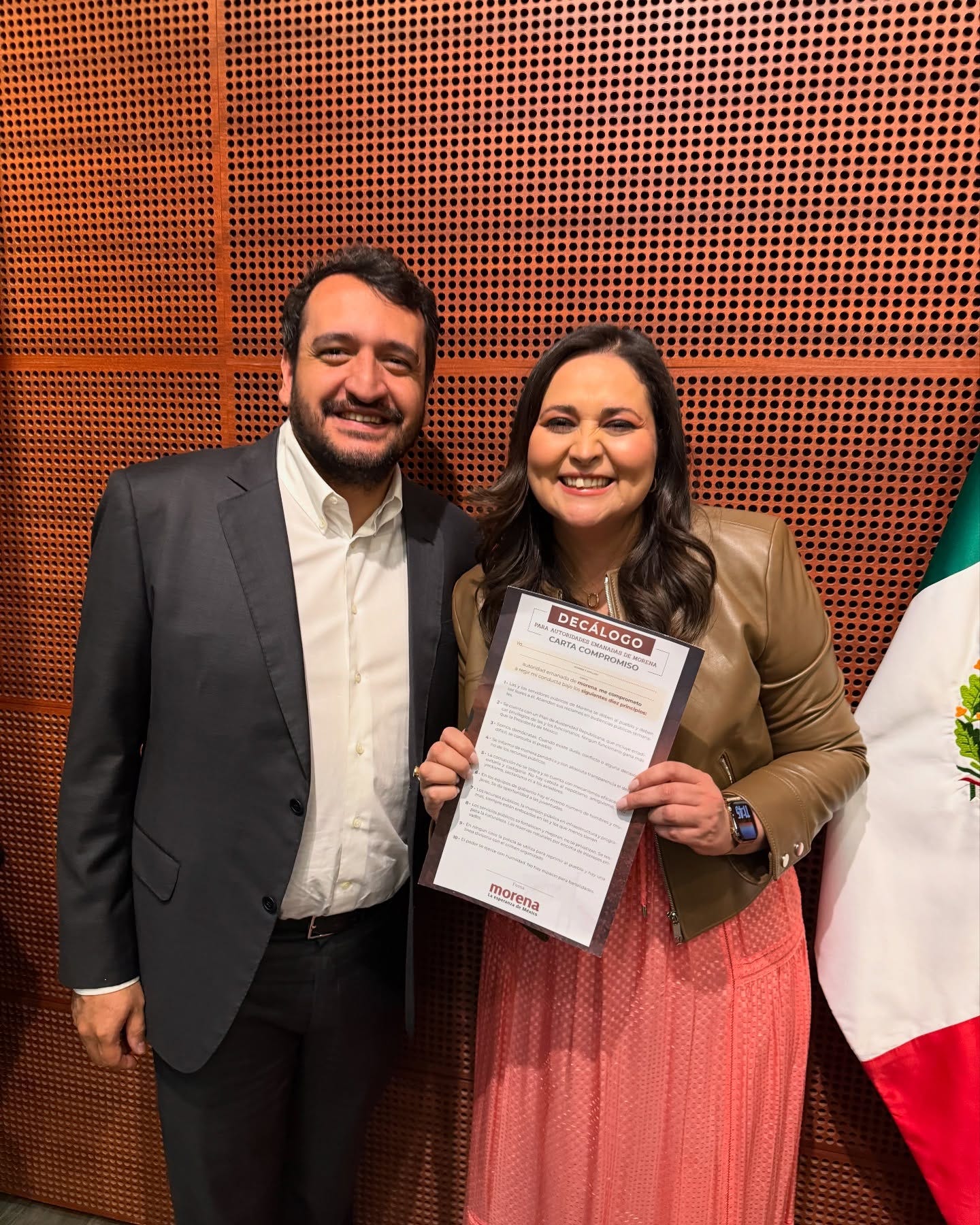 Puede ser una imagen de 2 personas y texto