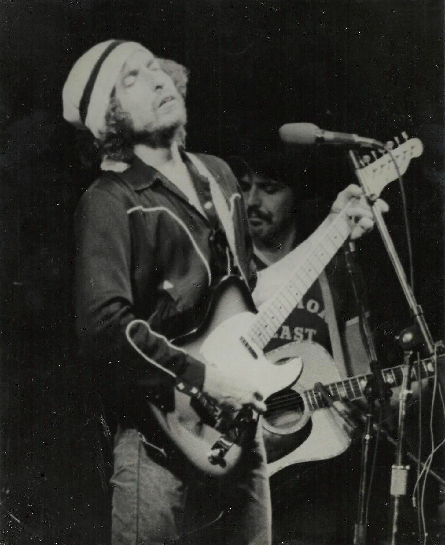 took-this-picture-year-I-was-born-just-few-before-parents-divorced-mom-found-hiding-old-book-lost-over-30-years-made-dad-s-Ch