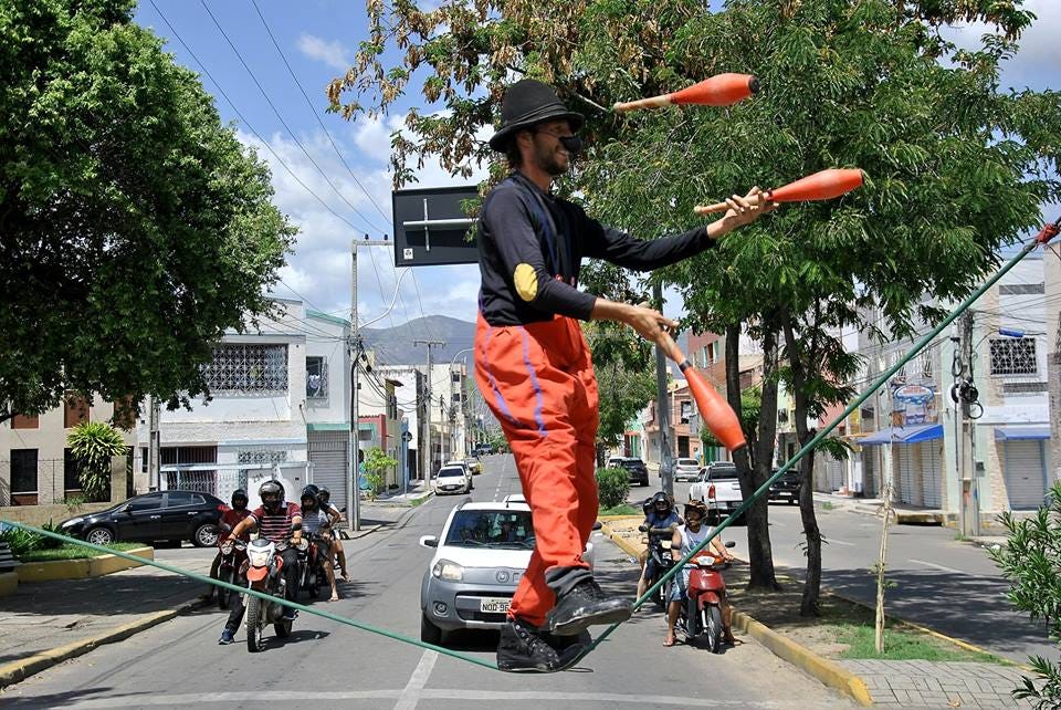 Malabarista ganha à vida nos semáforos. A parada agora é em Sobral. -  Sobral Online