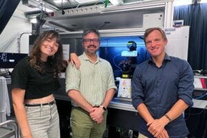 Group picture: from left to right: Neus Sanfeliu-Cerdán, Frederic Català-Castro, and Michael Krieg at their laboratory at ICFO. Credit: ICFO. Group picture: from left to right: Neus Sanfeliu-Cerdán, Frederic Català-Castro, and Michael Krieg at their laboratory at ICFO. Credit: ICFO.