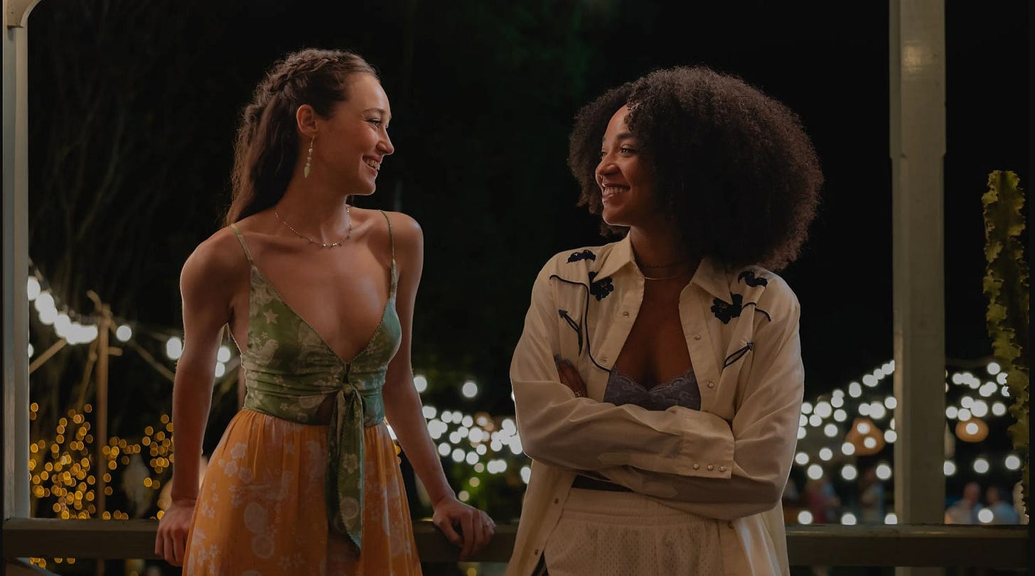 Det er viktig å ha gode medarbeidere i influenserbransjen. Alycia Debnam-Carey som Milla Blake, Aisha Dee som Chanelle. ©Netflix Det er viktig å ha gode medarbeidere i influenserbransjen. Alycia Debnam-Carey som Milla Blake, Aisha Dee som Chanelle. ©Netflix