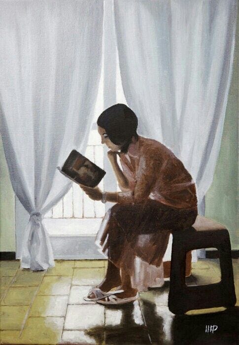 #descrevemospravocê  A imagem é uma pintura realista que mostra uma mulher sentada em um banco quadrado, de madeira escura, com encosto vazado. Ela está posicionada de perfil, voltada para a esquerda, e lê atentamente um livro aberto, apoiado em uma das mãos. Sua outra mão repousa sob o queixo, em um gesto contemplativo. A mulher tem pele clara, cabelos pretos lisos cortados na altura do queixo, e veste um vestido transparente de tom terroso sobre uma roupa clara. Usa sandálias brancas com salto baixo. A cena acontece em um ambiente interno, próximo a uma janela grande, coberta por duas cortinas brancas de tecido leve que estão entreabertas, permitindo a entrada de luz natural. O chão é de ladrilhos em tons de marrom e amarelo, e ao fundo vê-se uma parede em tom esverdeado-claro. O clima da imagem transmite silêncio, introspecção e tranquilidade, com iluminação suave e composição equilibrada. O livro que a mulher lê contém o retrato de um rosto masculino em tom escuro, com expressão séria.