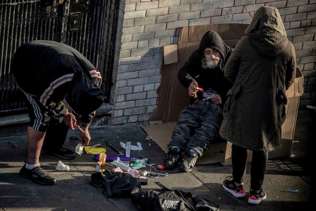 Drug dealers in the Tenderloin come out in force at night. What can S.F ... Drug dealers in the Tenderloin come out in force at night. What can S.F ...