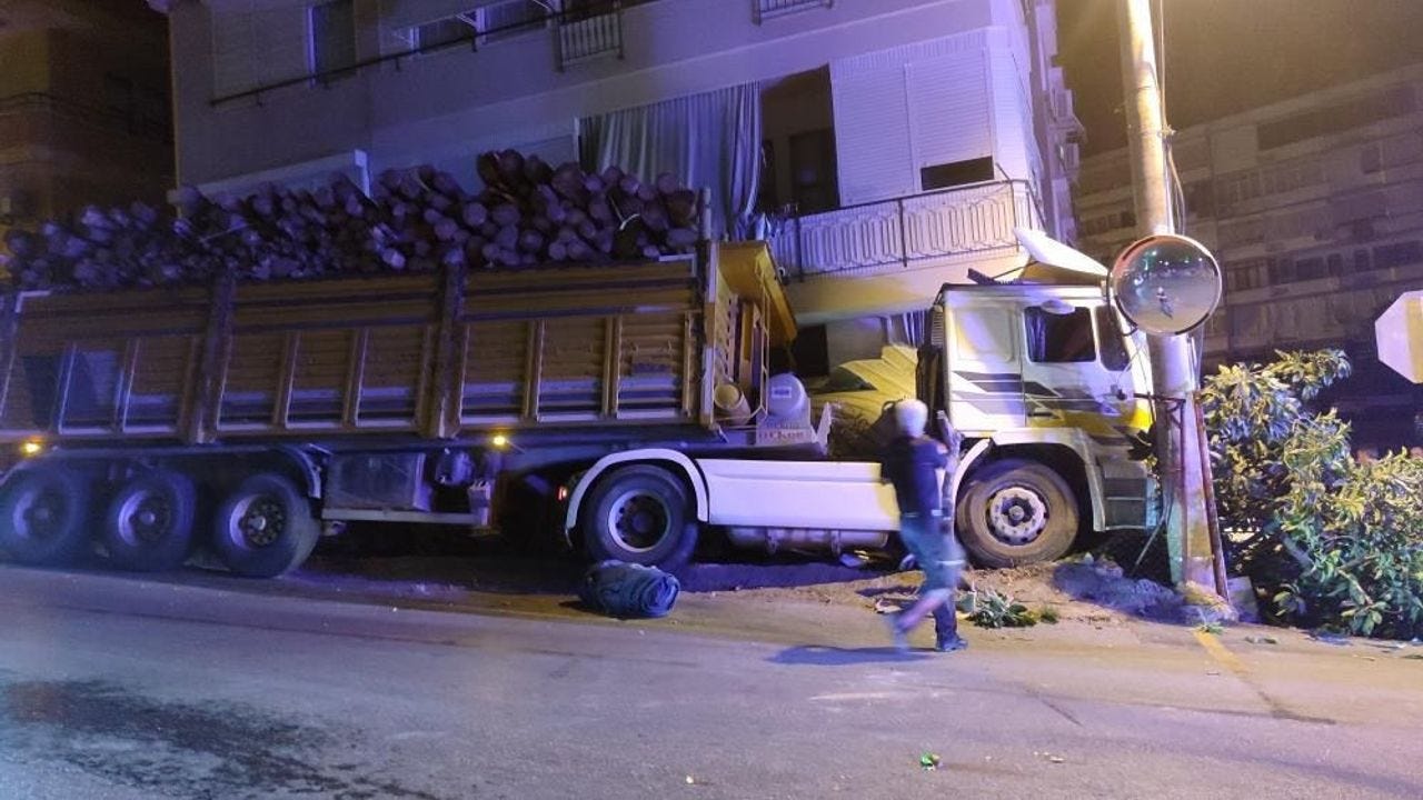 Alanya'da kontrolden çıkan odun yüklü tır kaza yaptı - Antalya Haberleri