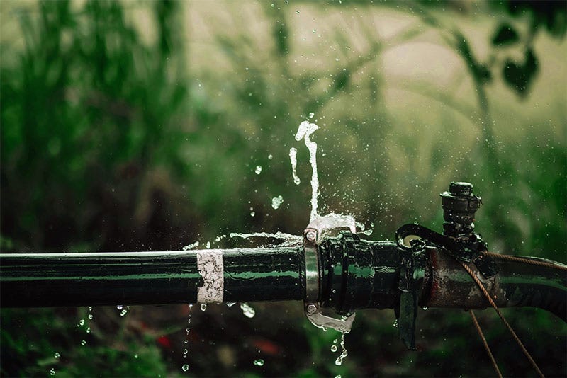 L'eau trouve la sortie d'une canalisation.