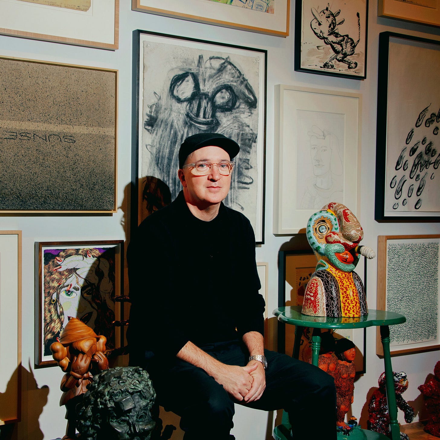 KAWS en su estudio, un artista que ha trascendido el mercado del arte para convertirse en un mecenas y empresario cultural.