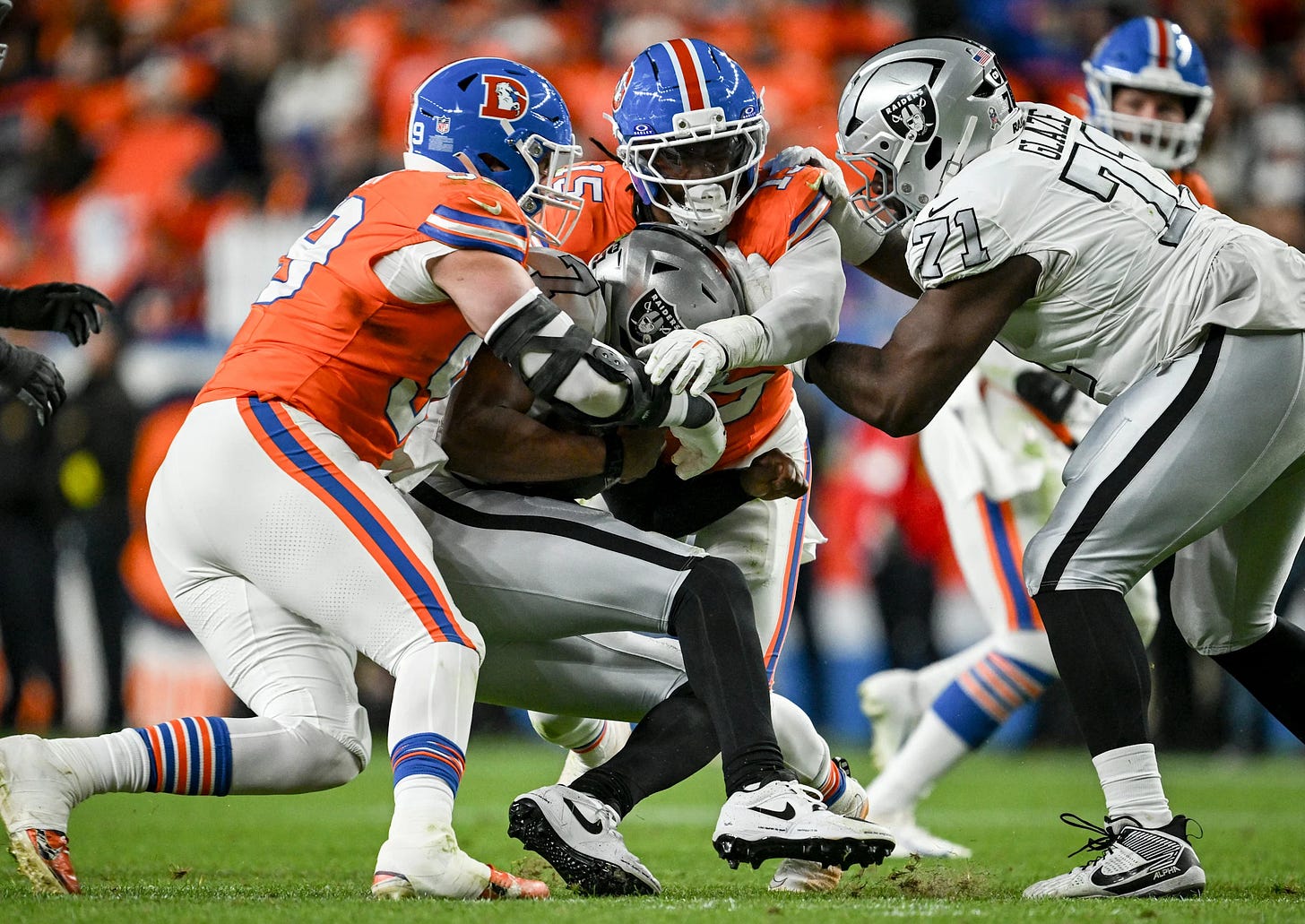 Raiders vs. Broncos: Denver's defense smothers Geno Smith, Las Vegas in  ugly Thursday night win - Yahoo Sports