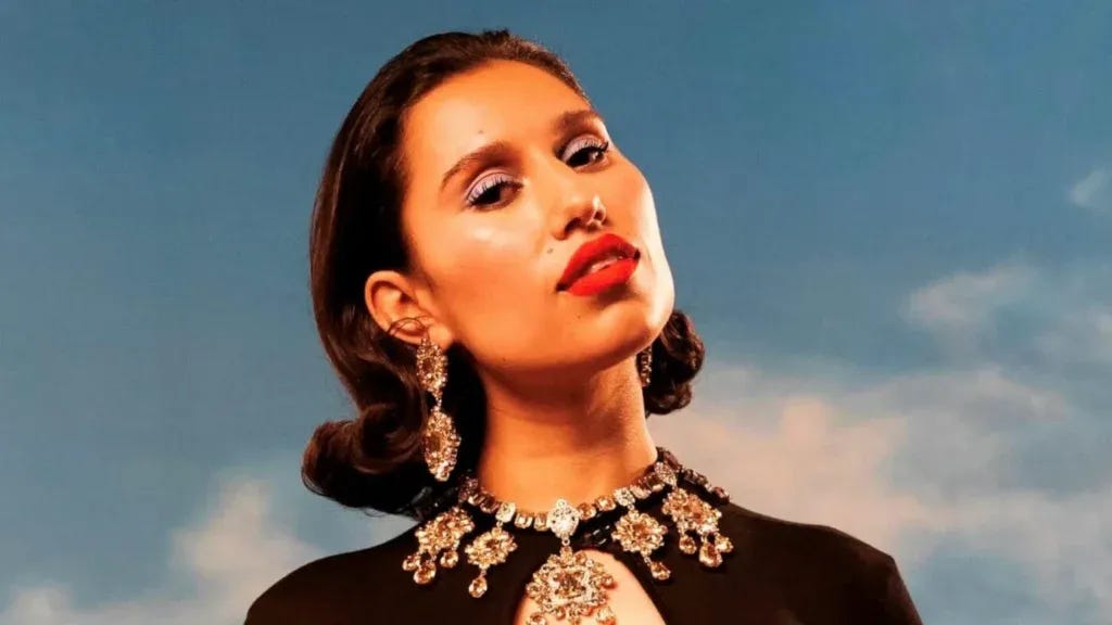 Raye tem carro roubado e perde composições do novo álbum
