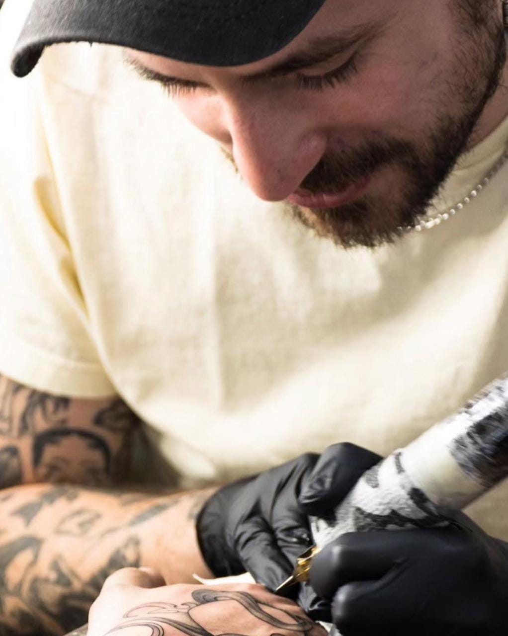 Los tatuajes empoderan, no marginan | Ornitorrinco Alejando Salcett es tatuador y artista plástico. Actualmente trabaja en el estudio Shintaro Tattoo.