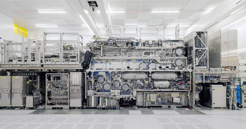 Side profile view of an EUV machine in the High NA Lab in Veldhoven.