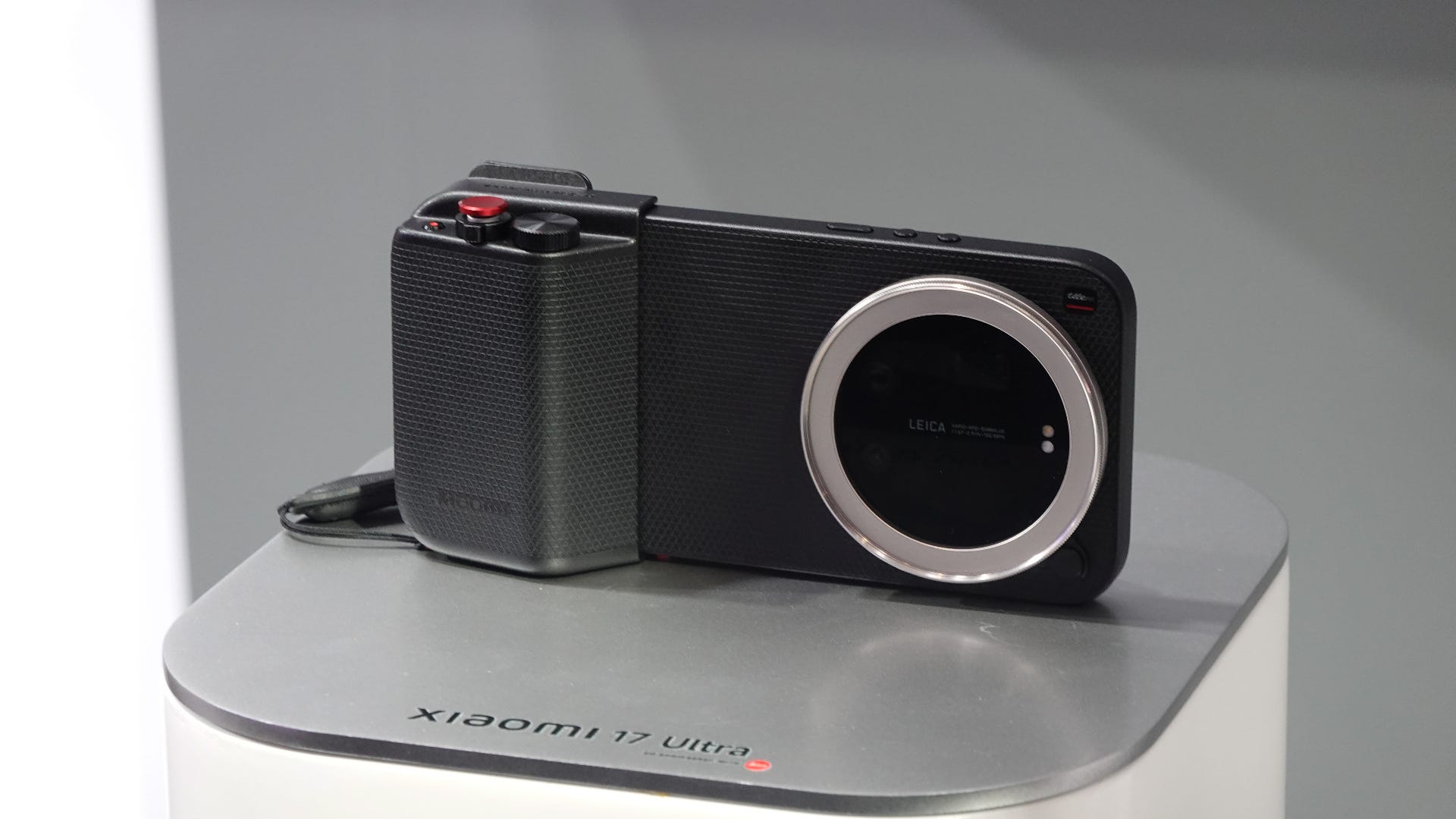 Xiaomi 17 Ultra & Leica Leitzphone hands-on: Leica's rotatable