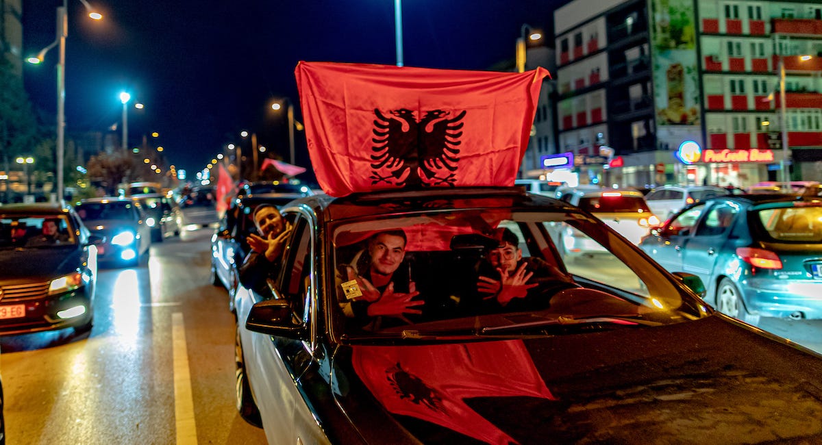 Shqipëria dhe Serbia në 2027: Një Tradhti Historike e Kujtimeve të Luftës dhe Drejtësisë