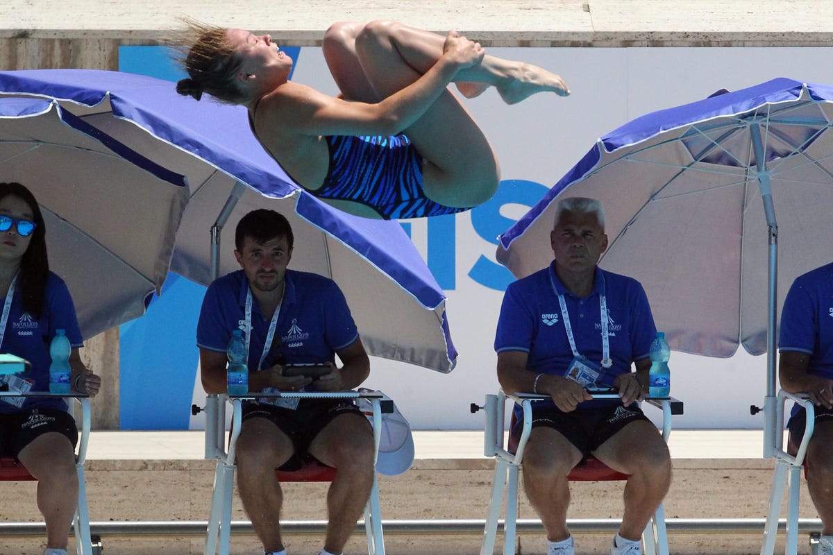 A person doing a handstand on a beach

Description automatically generated with low confidence