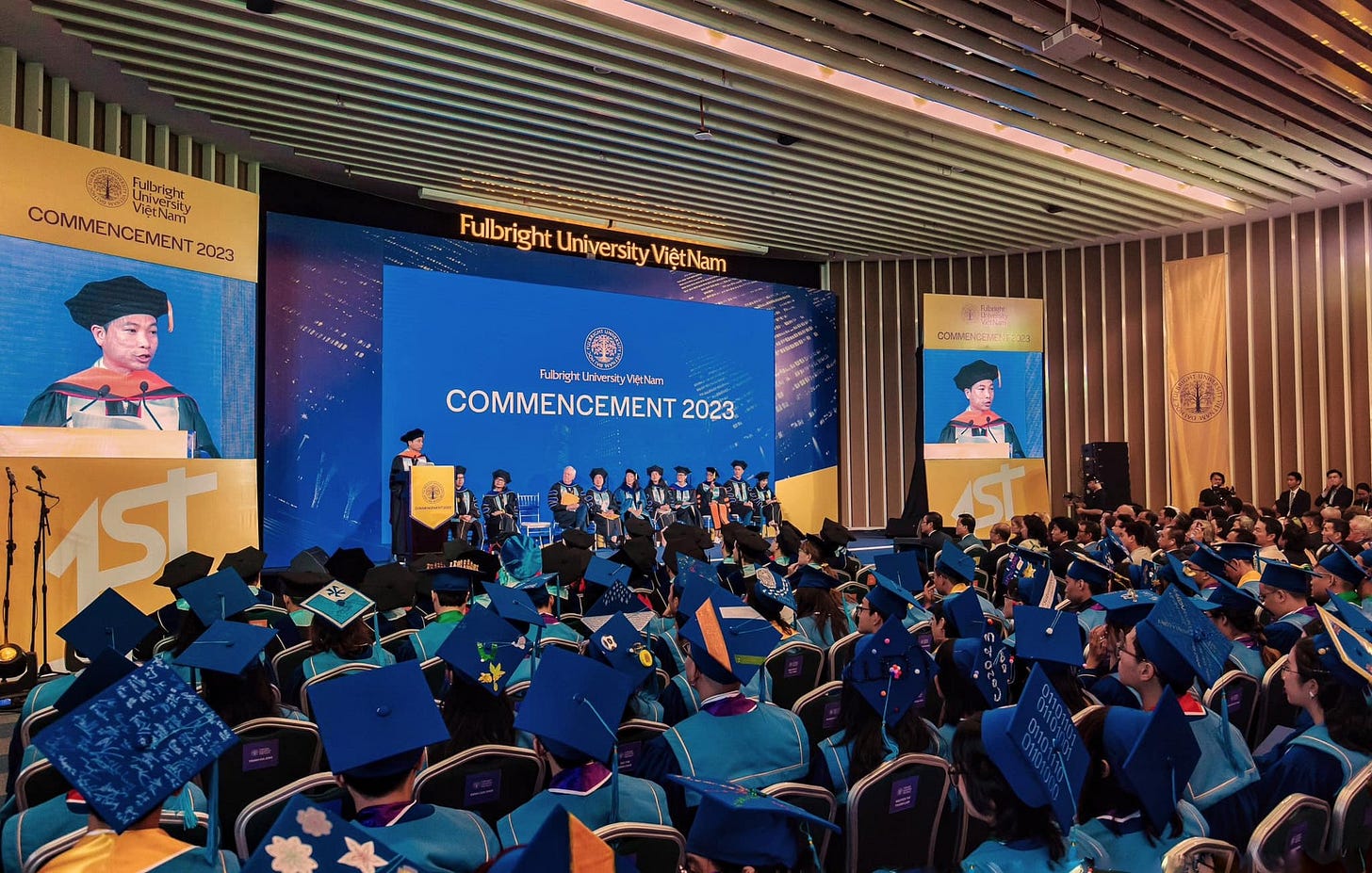 Có thể là hình ảnh về 2 người, cái bục, phòng tin tức và văn bản