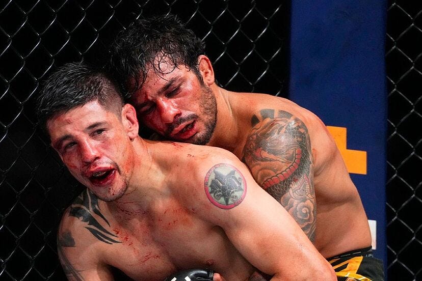 UFC: Alexandre Pantoja hugs himself to a title belt win over Brandon Moreno | Marca UFC: Alexandre Pantoja hugs himself to a title belt win over Brandon Moreno | Marca