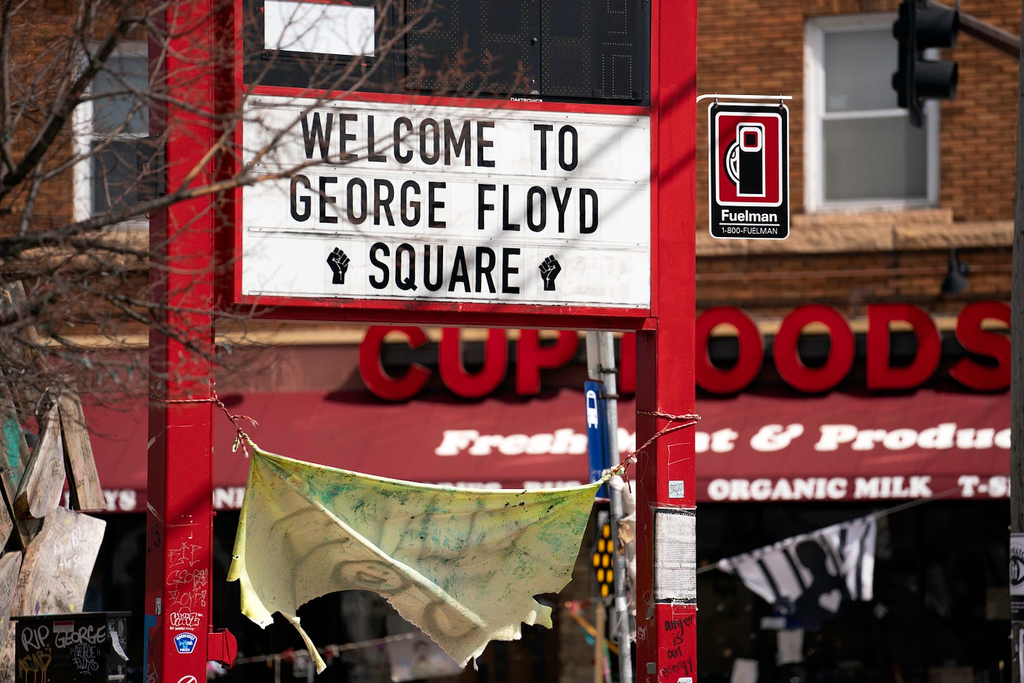 File:Welcome to George Floyd Square sign at the intersection of East 38th  St and Chicago Avenue in Minneapolis, Minnesota (51083404488).jpg -  Wikimedia Commons