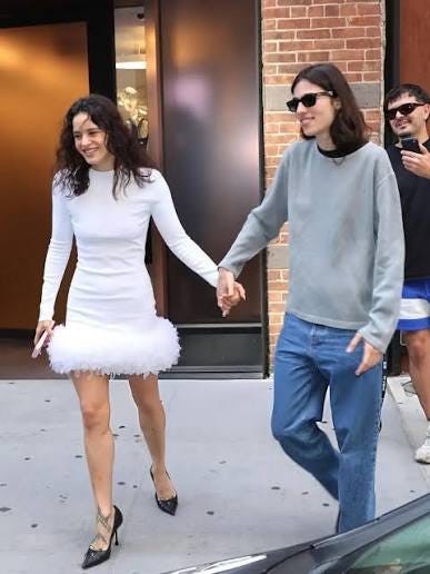 Rosalía y su novia Lola Bahía paseando de la mano en NY Rosalía y su novia Lola Bahía paseando de la mano en NY