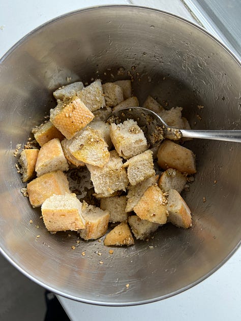 Voorbereiding: "Stukjes brood gemengd met gekruide olijfolie, verspreid op een bakplaat klaar om te bakken."  Tijdens het bakken: "Croutons die goudbruin worden in de oven op een bakplaat."  Eindresultaat: "Goudbruine, knapperige croutons in een schaal, klaar om te serveren."  Met een salade: "Frisse groene salade gegarneerd met zelfgemaakte knapperige croutons."  Close-up: "Close-up van perfect goudbruine en kruidige croutons met een knapperige textuur."