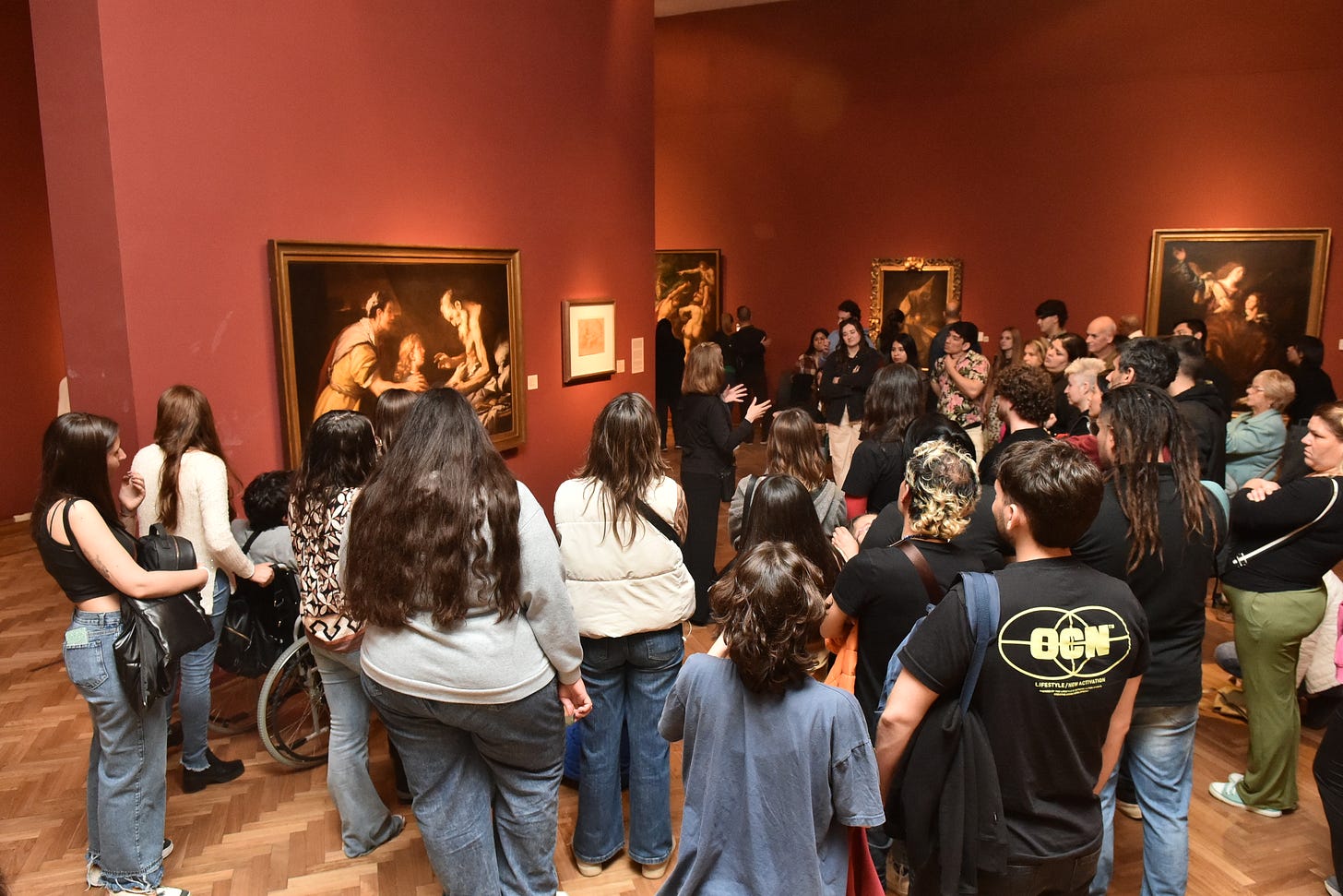 Visitors gather around a guided tour inside the National Museum of Fine Arts, observing paintings and listening to a speaker in one of the museum’s galleries. © National Museum of Fine Arts (MNBA) Visitors gather around a guided tour inside the National Museum of Fine Arts, observing paintings and listening to a speaker in one of the museum’s galleries. © National Museum of Fine Arts (MNBA)