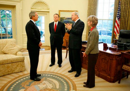 https://upload.wikimedia.org/wikipedia/commons/b/b3/President_George_W._Bush_meets_with_the_leadership_of_the_Southern_Baptist_Convention_in_the_Oval_Office%2C_Oct._11%2C_2006.jpg?utm_source=commons.wikimedia.org&utm_campaign=index&utm_content=thumbnail_unscaled